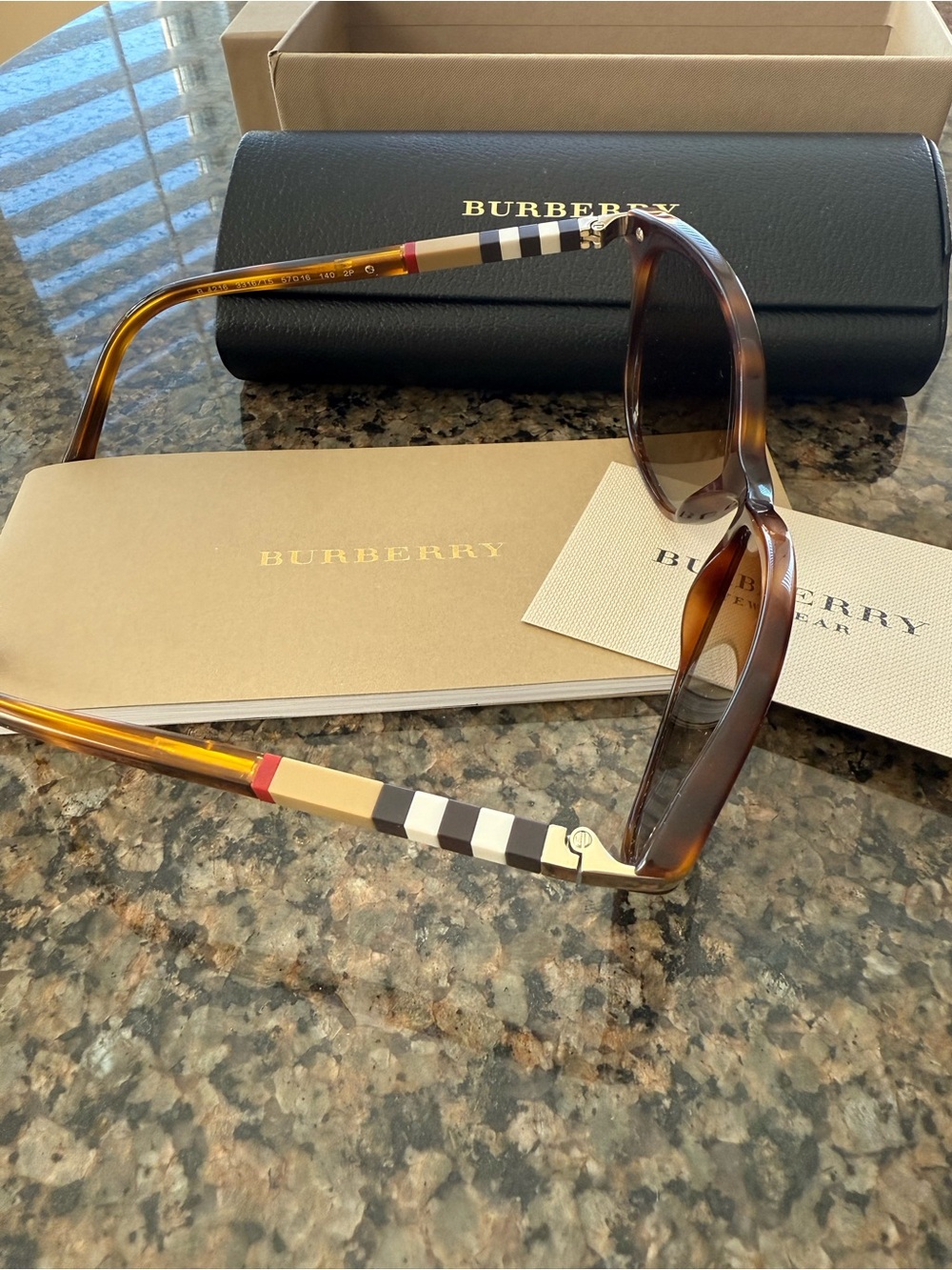 Burberry Sunglasses NEW with original case, lens cleaner, more - Picture 6 of 11